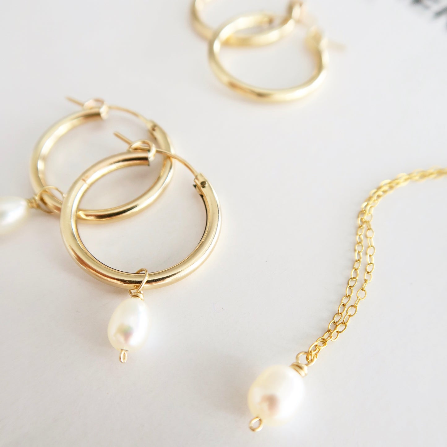 CLASSIC FRESHWATER PEARL NECKLACE - Yellow Gold & Silver